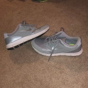 silver nike tennis shoes